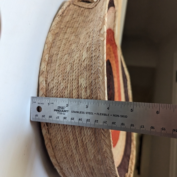 Straw bag with long straps and circle design - Picture 9 of 10